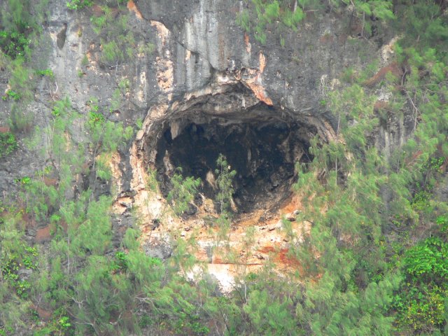 16- Un trou dans la falaise 